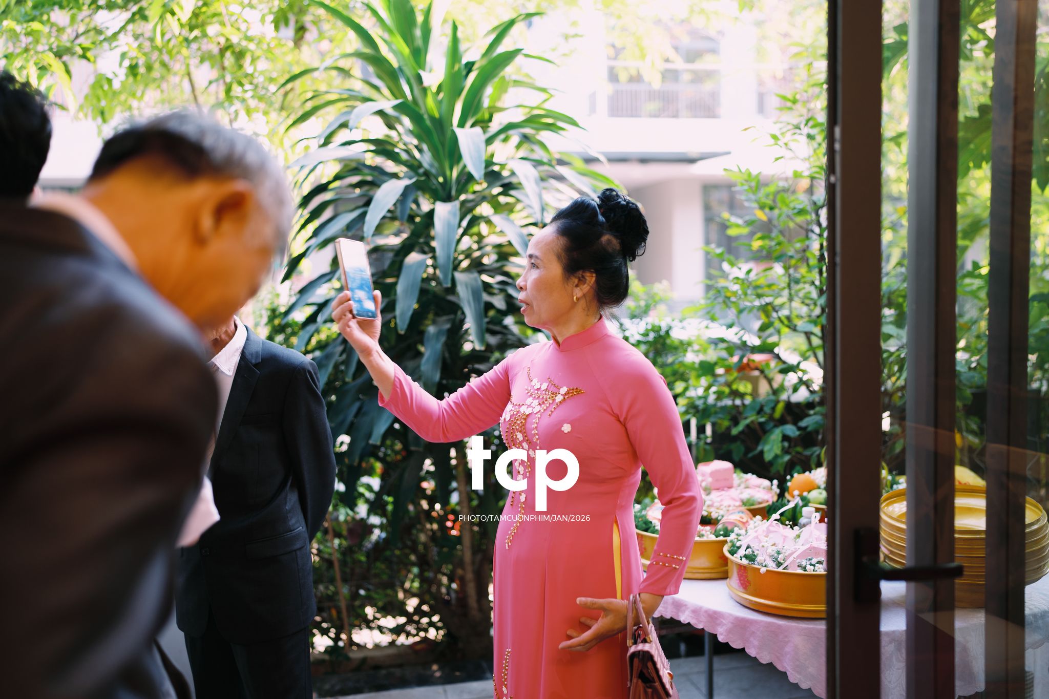 Tám Cuộn Phim - Sắc đỏ ngày chung đôi