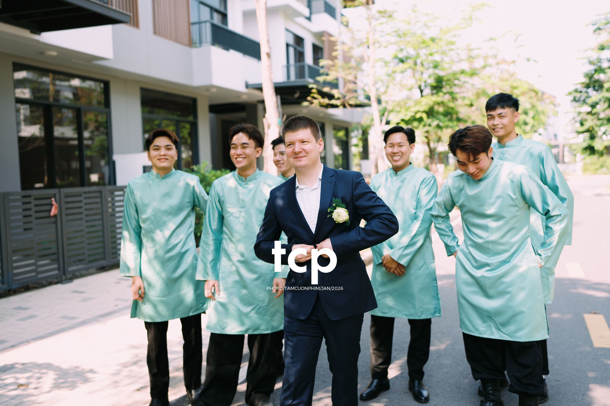 Tám Cuộn Phim - Sắc đỏ ngày chung đôi