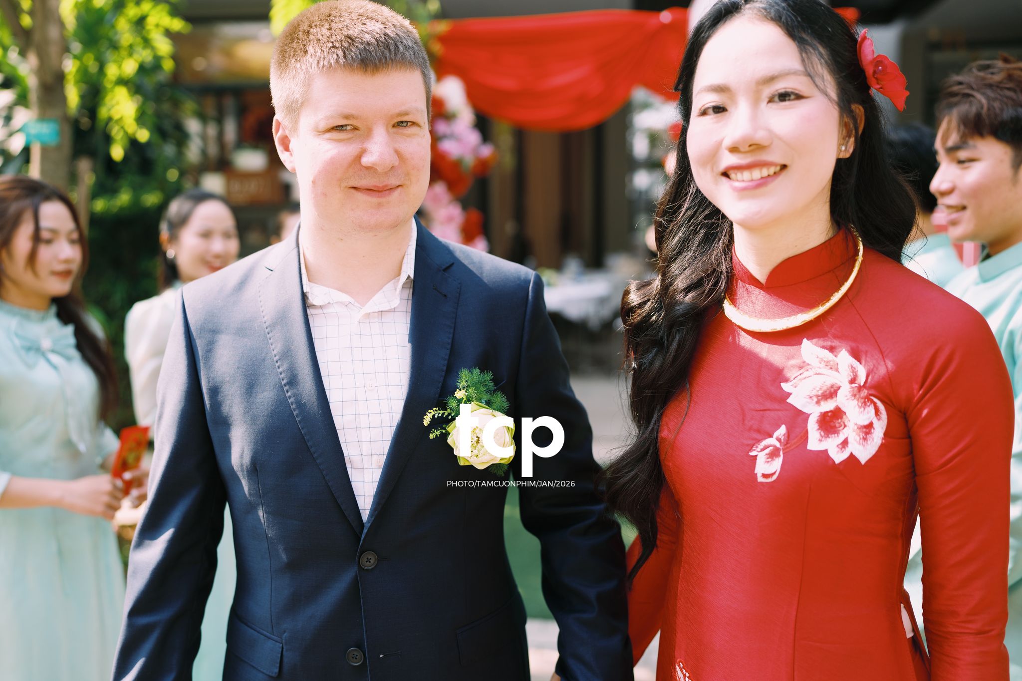 Tám Cuộn Phim - Sắc đỏ ngày chung đôi