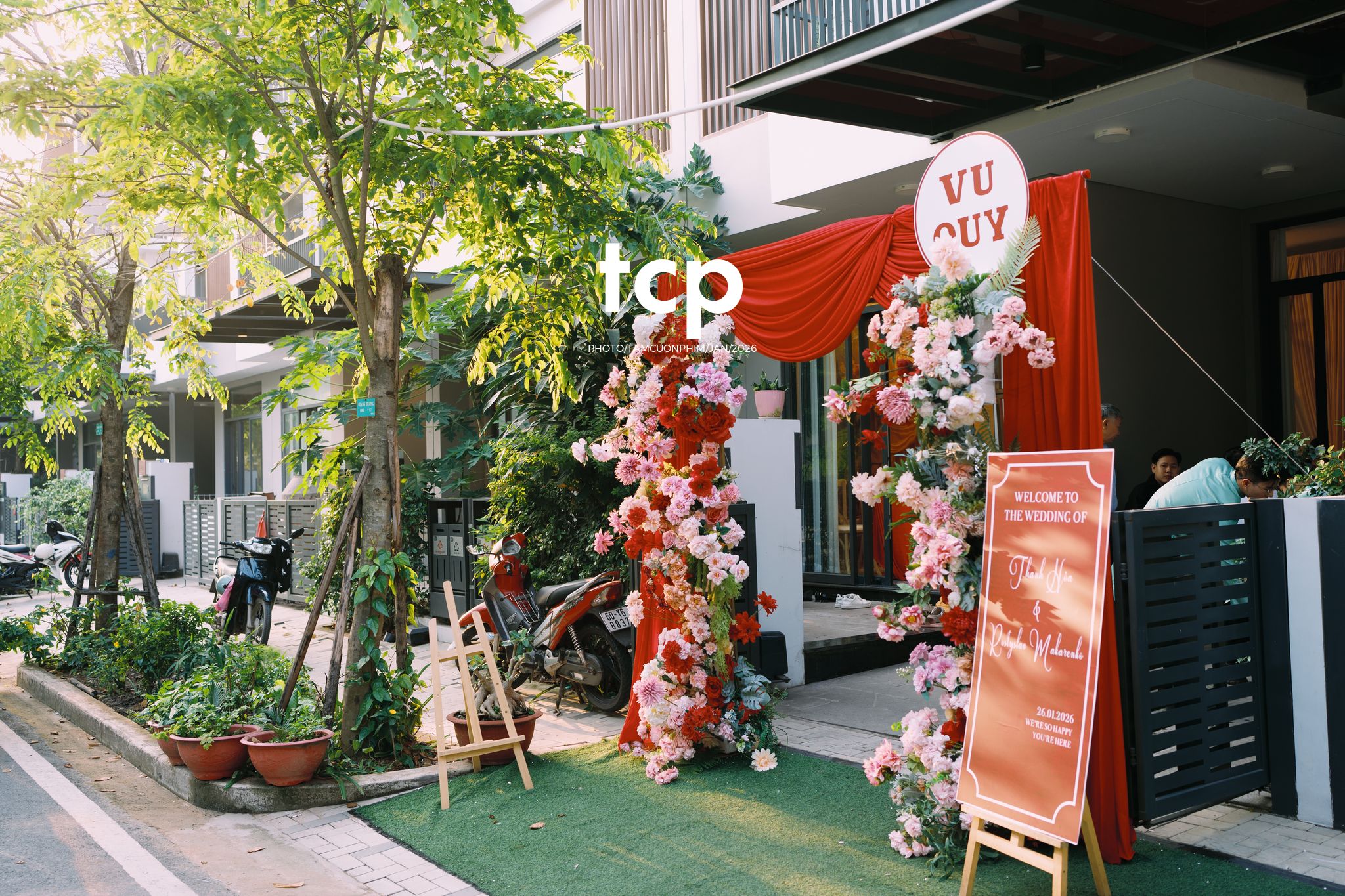 Tám Cuộn Phim - Sắc đỏ ngày chung đôi