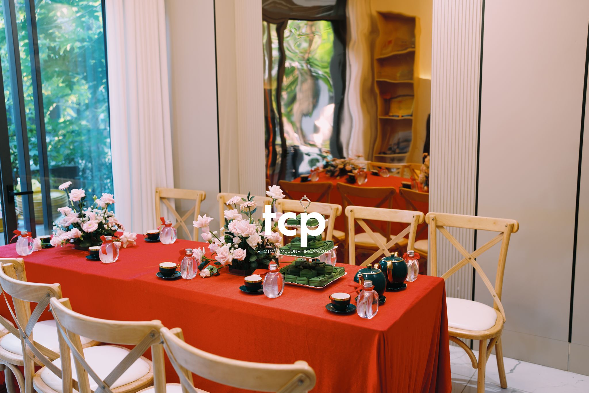 Tám Cuộn Phim - Sắc đỏ ngày chung đôi