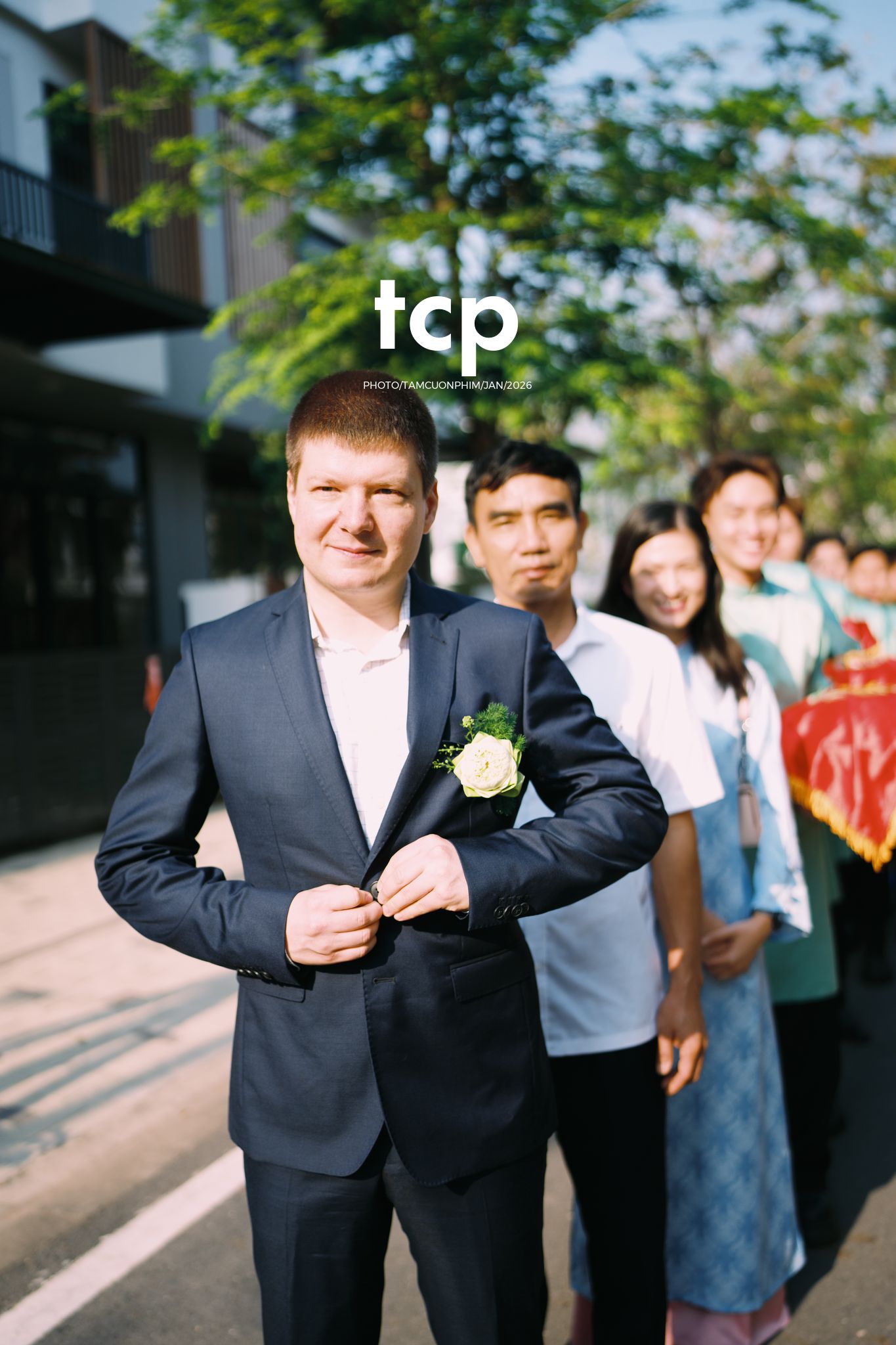 Tám Cuộn Phim - Sắc đỏ ngày chung đôi