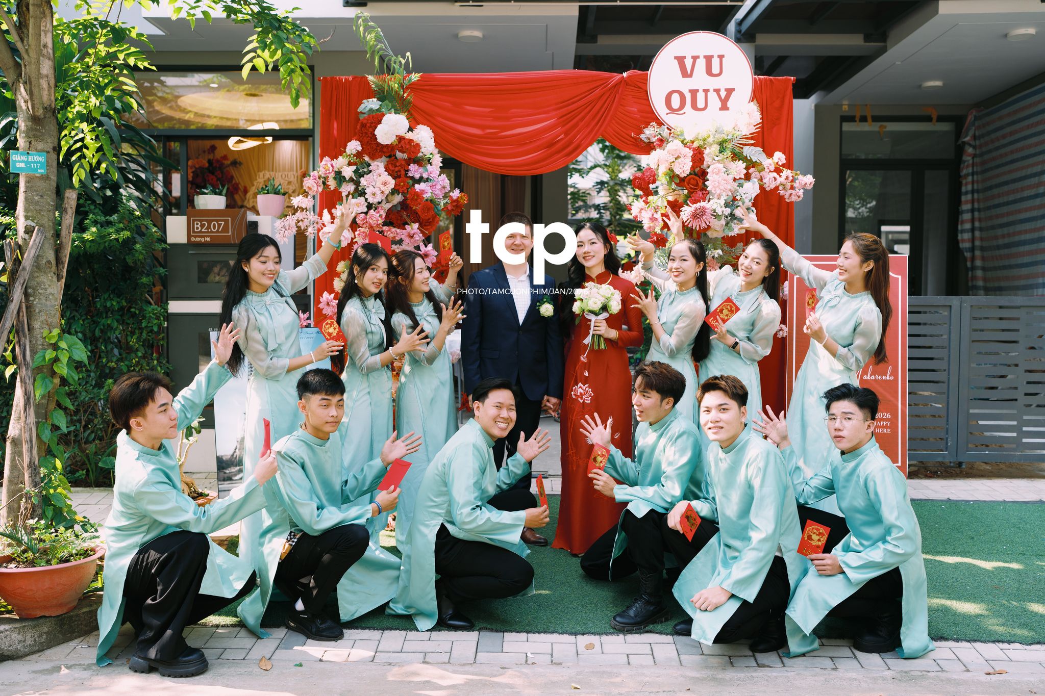 Tám Cuộn Phim - Sắc đỏ ngày chung đôi