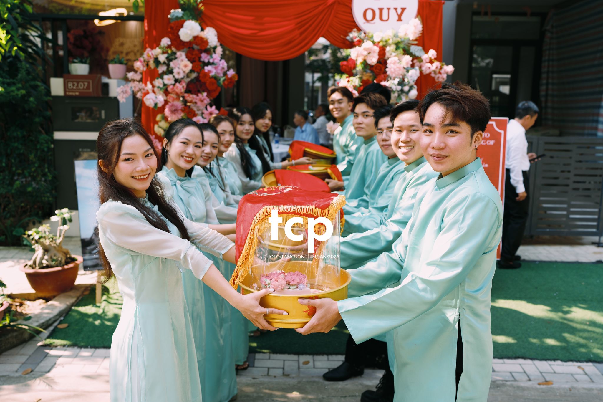 Tám Cuộn Phim - Sắc đỏ ngày chung đôi