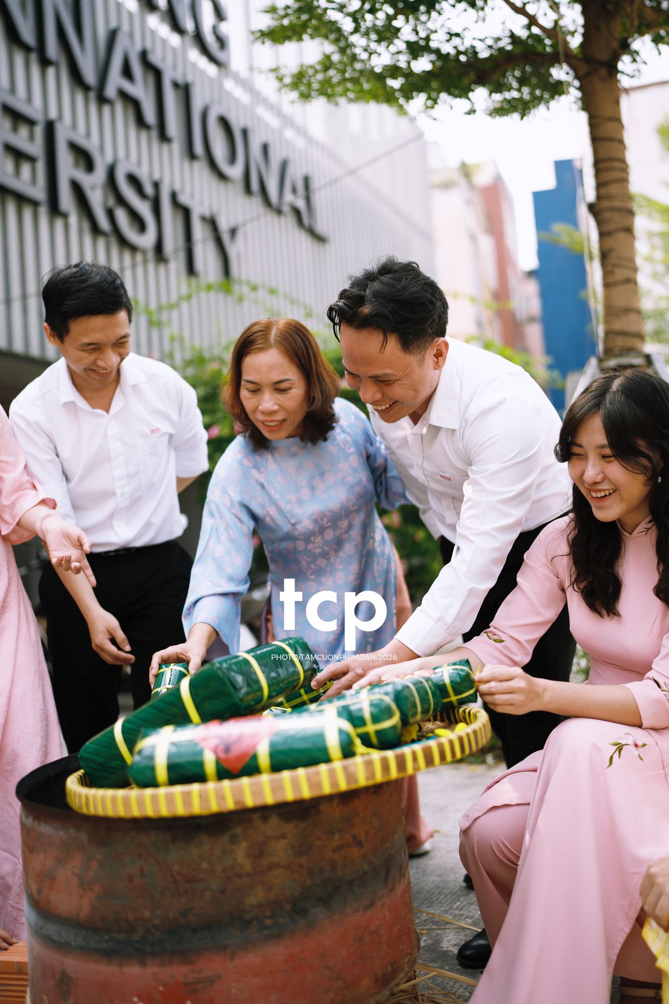 Tám Cuộn Phim - NHỊP ĐẬP MÙA LỄ HỘI TRÊN NỀN CÔNG NGHIỆP