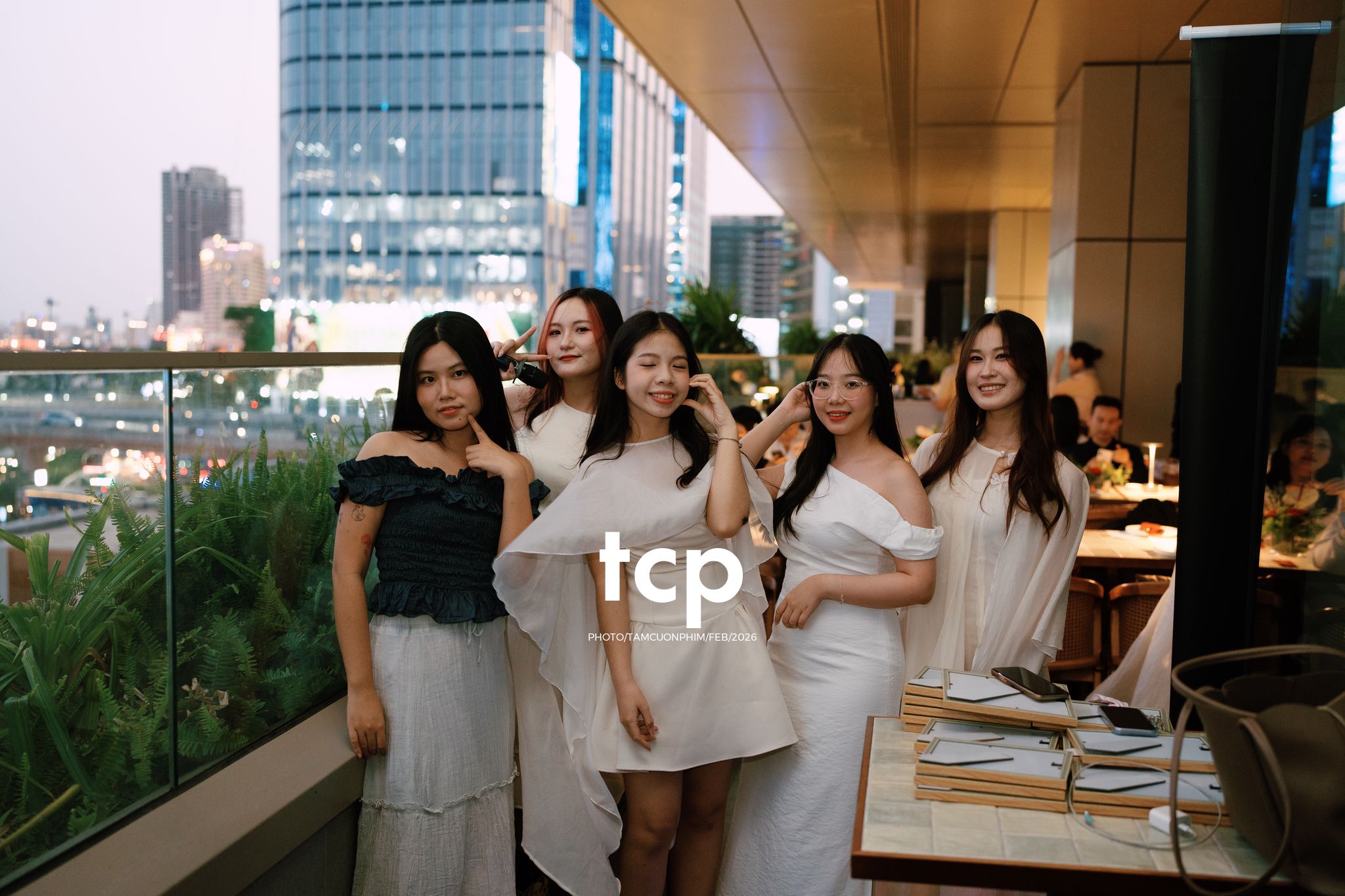 Tám Cuộn Phim - Chiếc micro được chuyền tay và lời chúc cuối năm