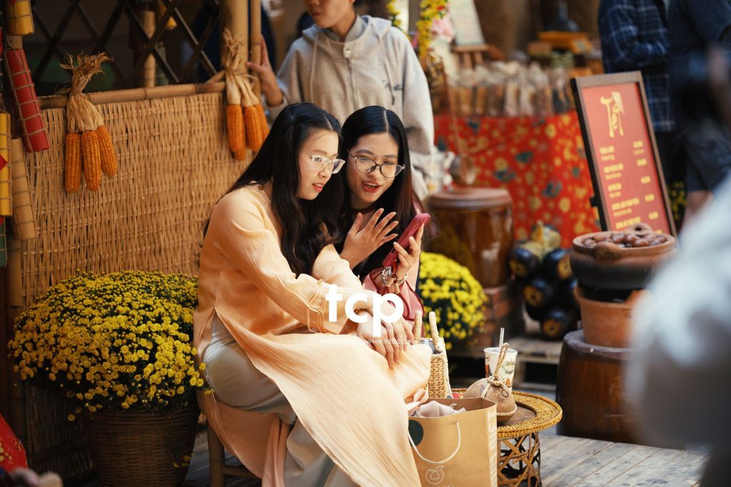 Tám Cuộn Phim - Gói trọn những dư vị ngọt ngào của ngày đầu năm