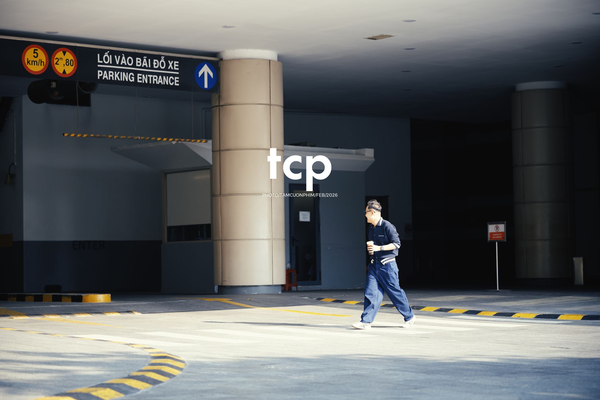 Tám Cuộn Phim - Ly cà phê còn vơi phân nửa giữa phố thị