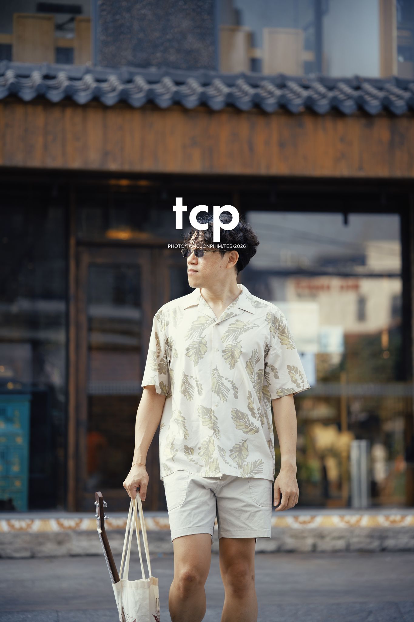 Tám Cuộn Phim - Ly cà phê còn vơi phân nửa giữa phố thị