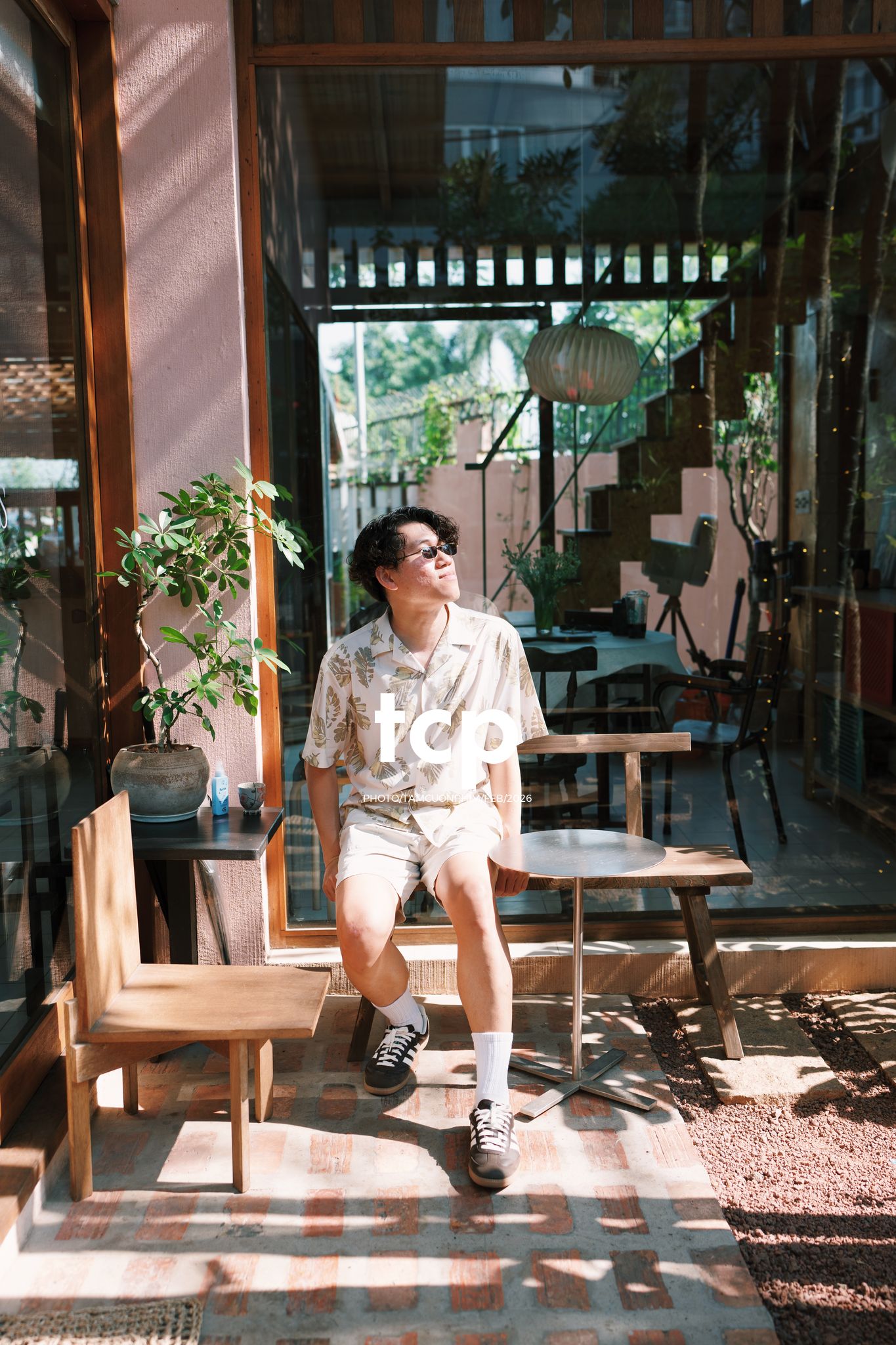 Tám Cuộn Phim - Ly cà phê còn vơi phân nửa giữa phố thị