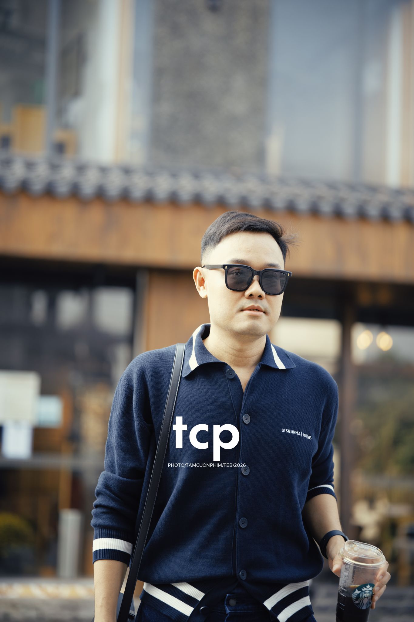 Tám Cuộn Phim - Ly cà phê còn vơi phân nửa giữa phố thị