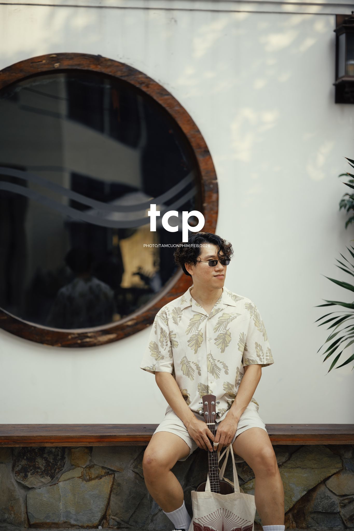 Tám Cuộn Phim - Ly cà phê còn vơi phân nửa giữa phố thị