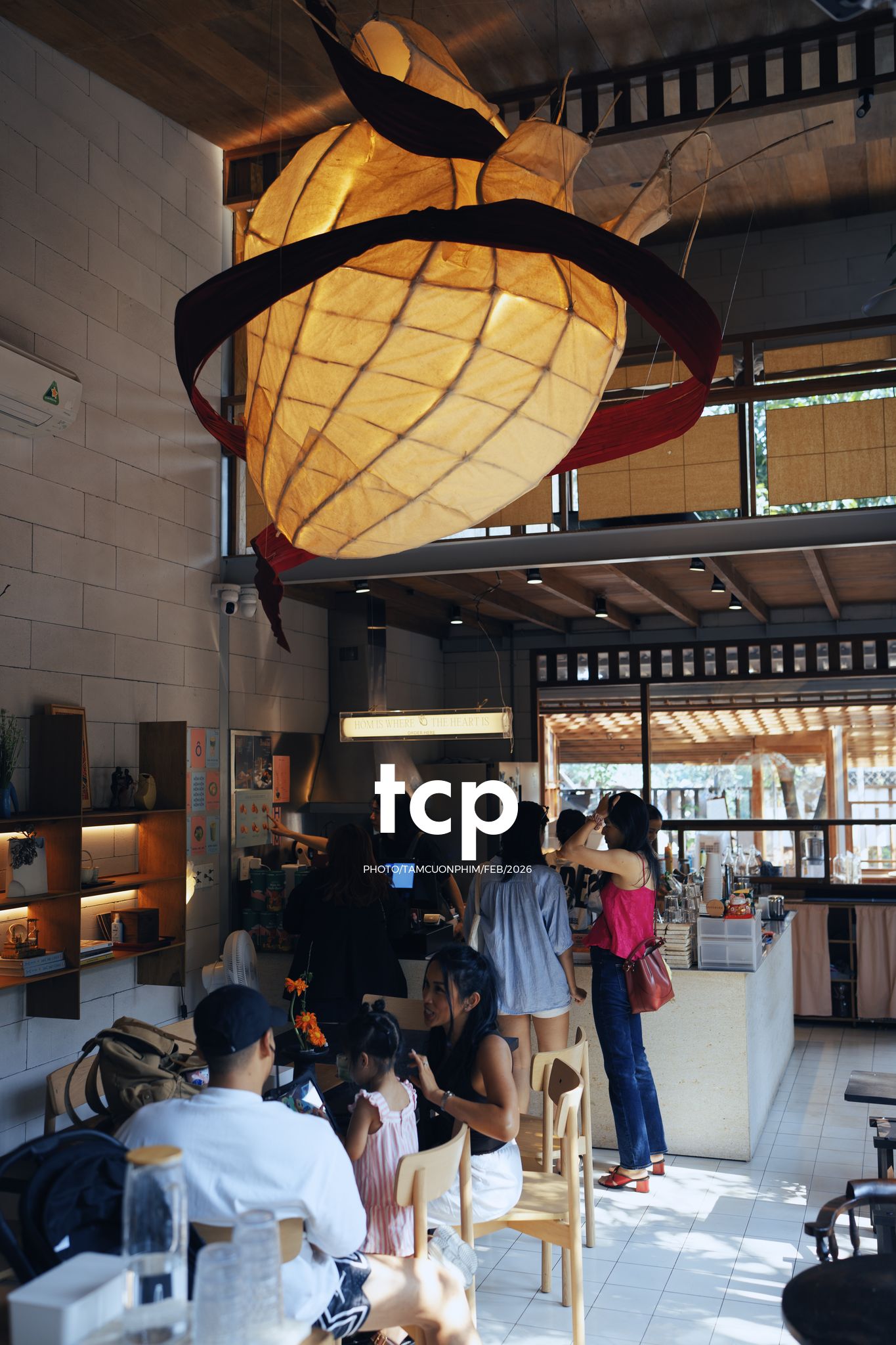 Tám Cuộn Phim - Ly cà phê còn vơi phân nửa giữa phố thị