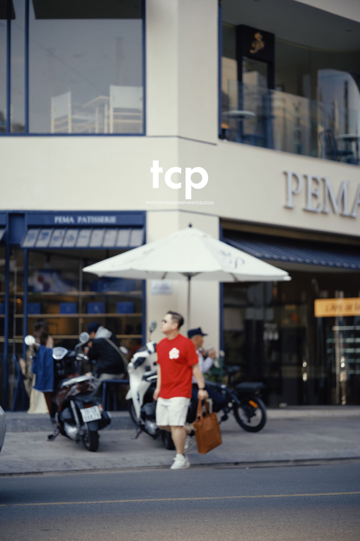 Tám Cuộn Phim - Ly cà phê còn vơi phân nửa giữa phố thị