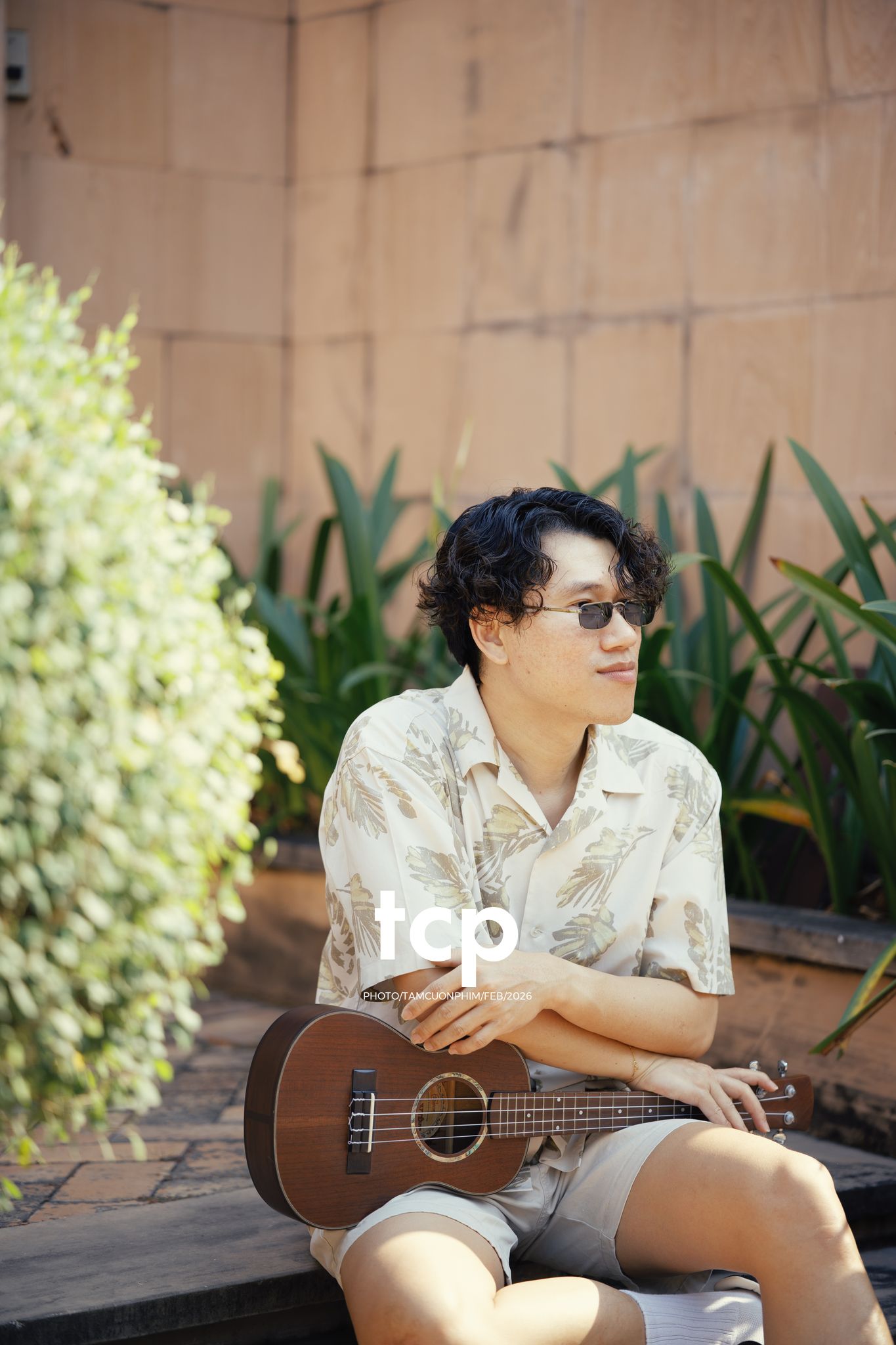 Tám Cuộn Phim - Ly cà phê còn vơi phân nửa giữa phố thị