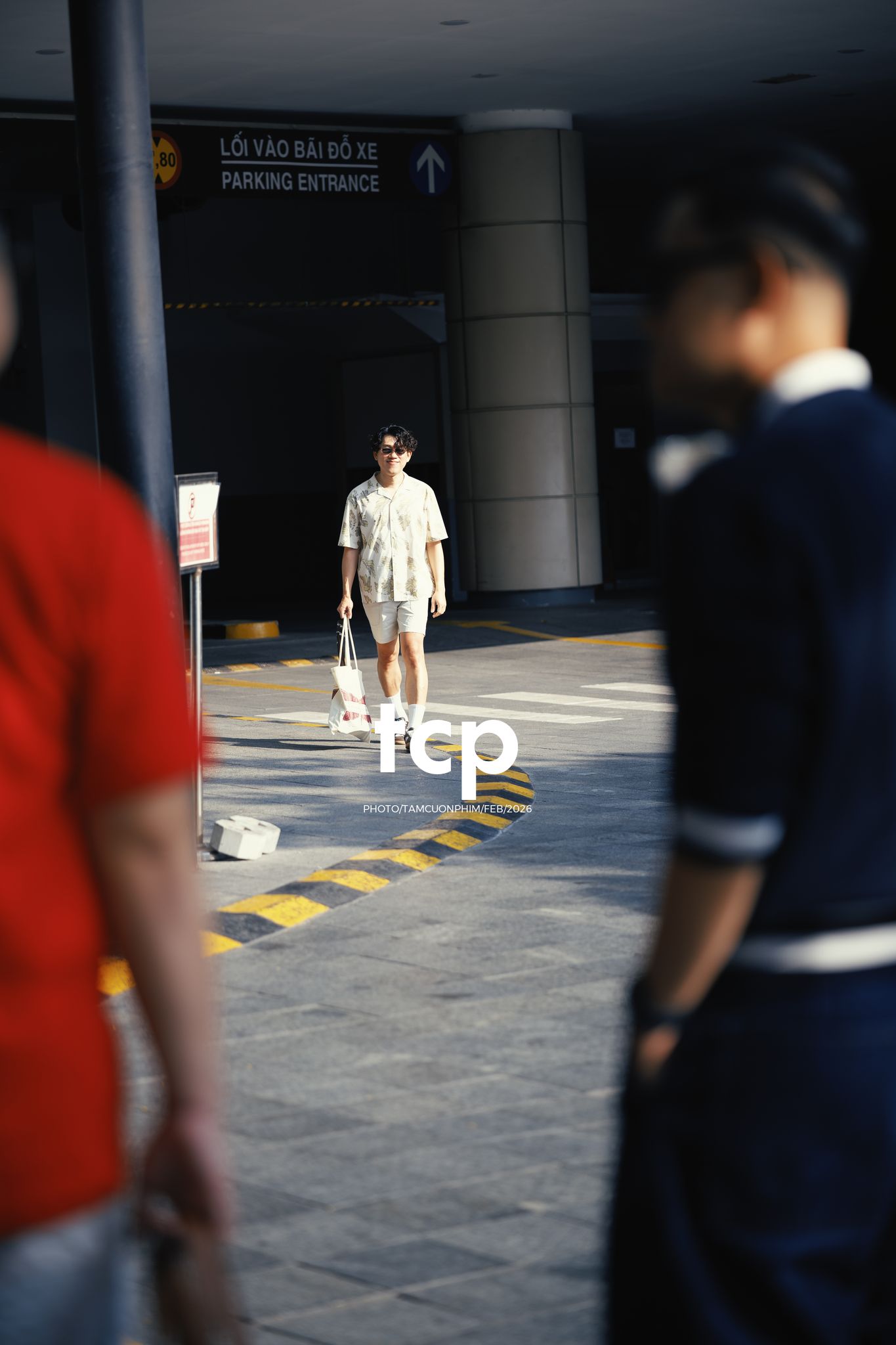 Tám Cuộn Phim - Ly cà phê còn vơi phân nửa giữa phố thị