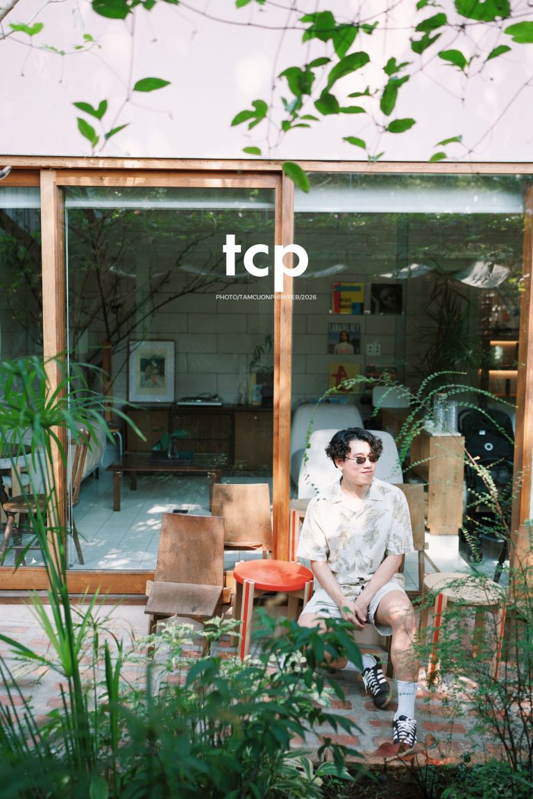 Tám Cuộn Phim - Ly cà phê còn vơi phân nửa giữa phố thị