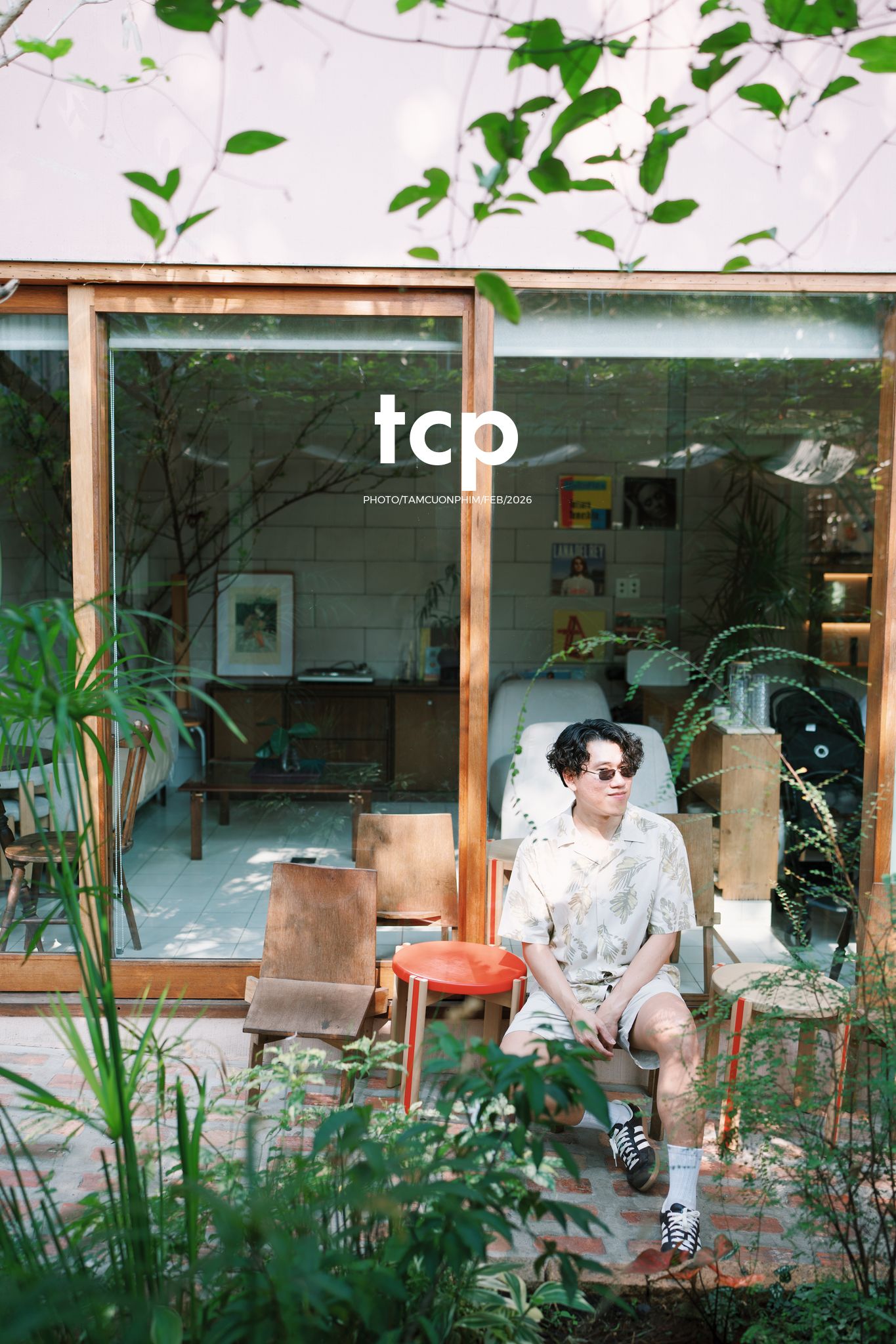 Tám Cuộn Phim - Ly cà phê còn vơi phân nửa giữa phố thị