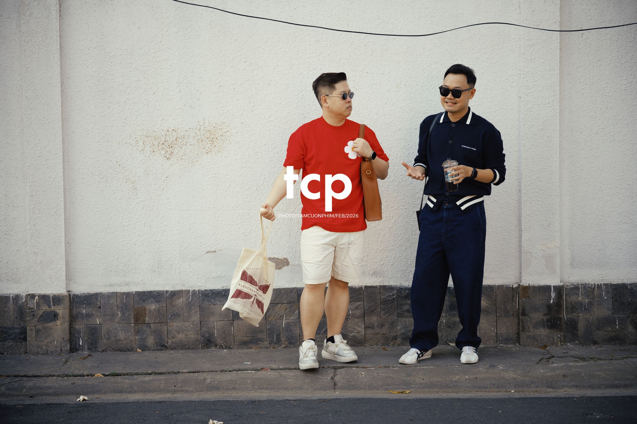 Tám Cuộn Phim - Ly cà phê còn vơi phân nửa giữa phố thị