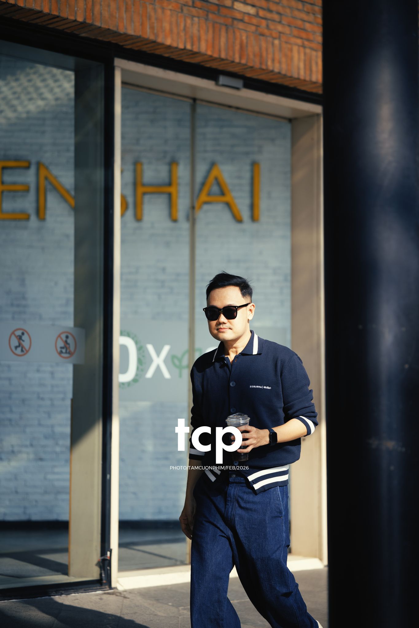 Tám Cuộn Phim - Ly cà phê còn vơi phân nửa giữa phố thị