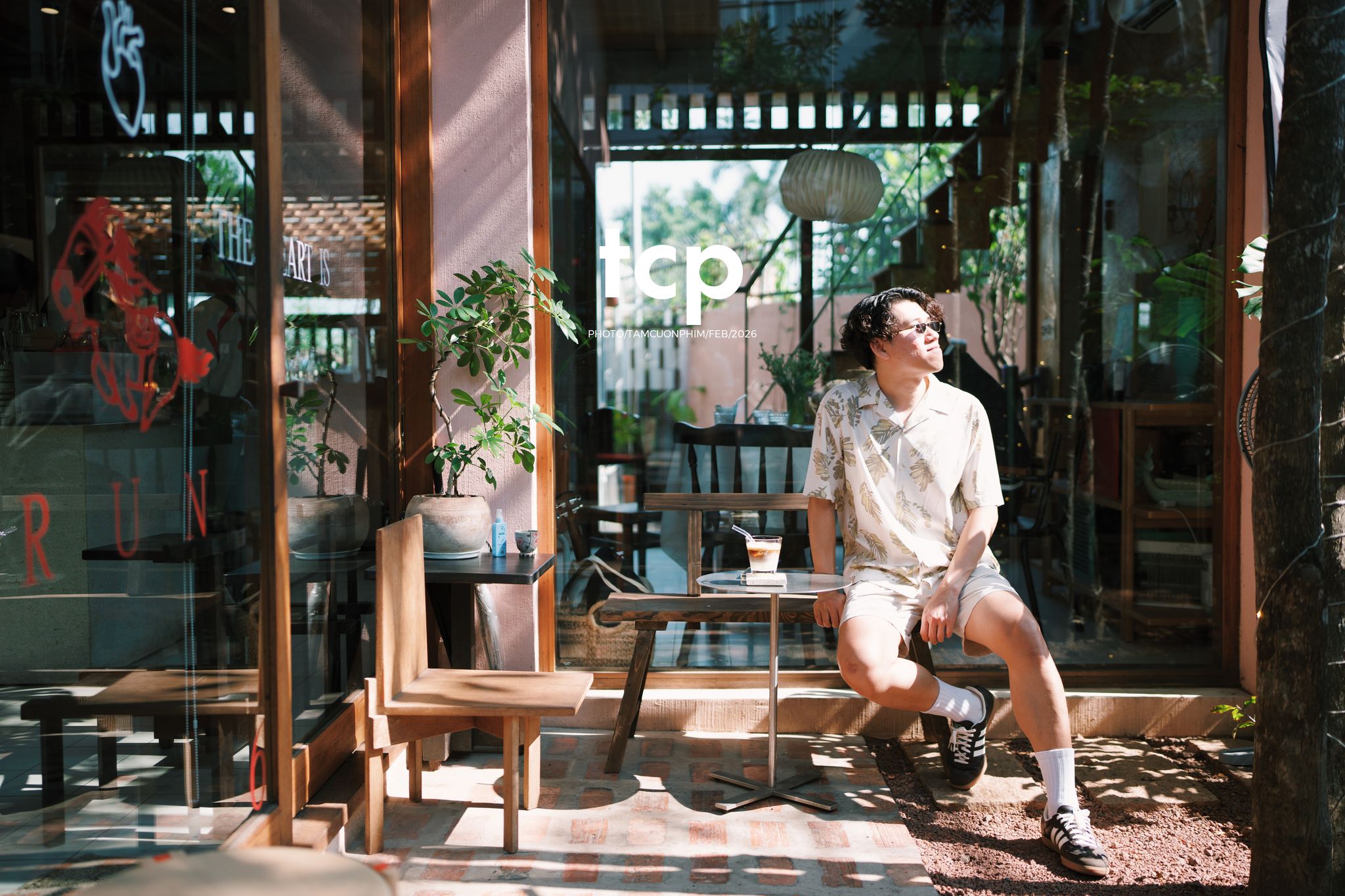 Tám Cuộn Phim - Ly cà phê còn vơi phân nửa giữa phố thị