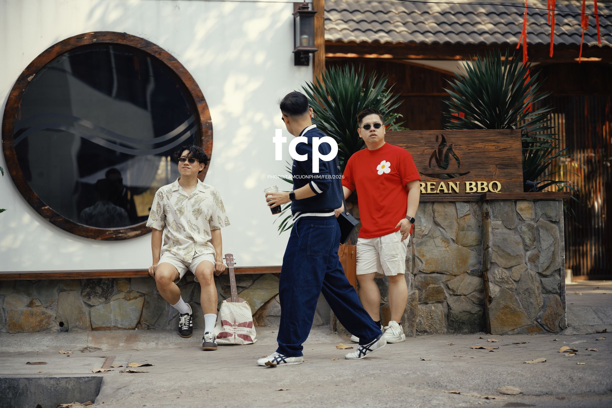 Tám Cuộn Phim - Ly cà phê còn vơi phân nửa giữa phố thị