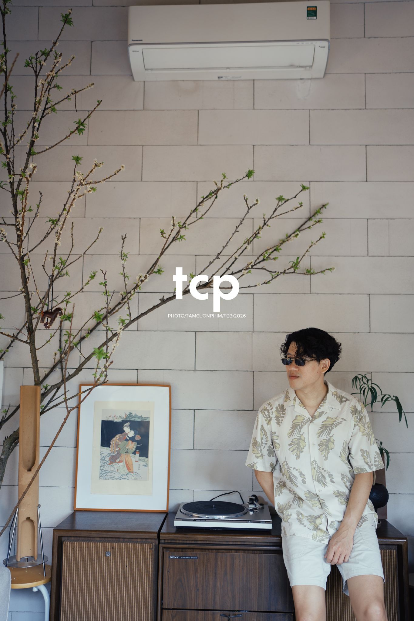 Tám Cuộn Phim - Ly cà phê còn vơi phân nửa giữa phố thị