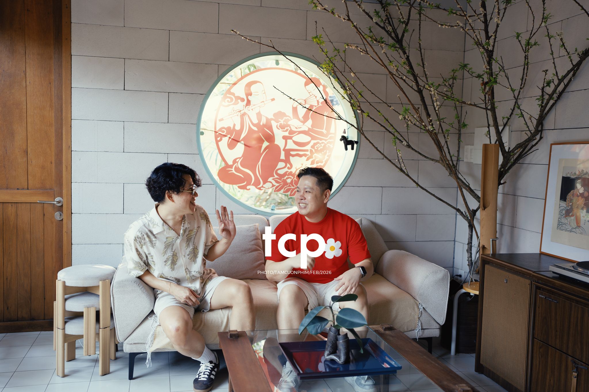 Tám Cuộn Phim - Ly cà phê còn vơi phân nửa giữa phố thị