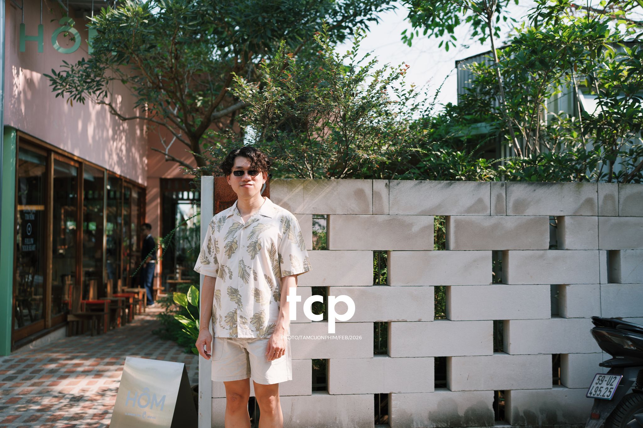 Tám Cuộn Phim - Ly cà phê còn vơi phân nửa giữa phố thị