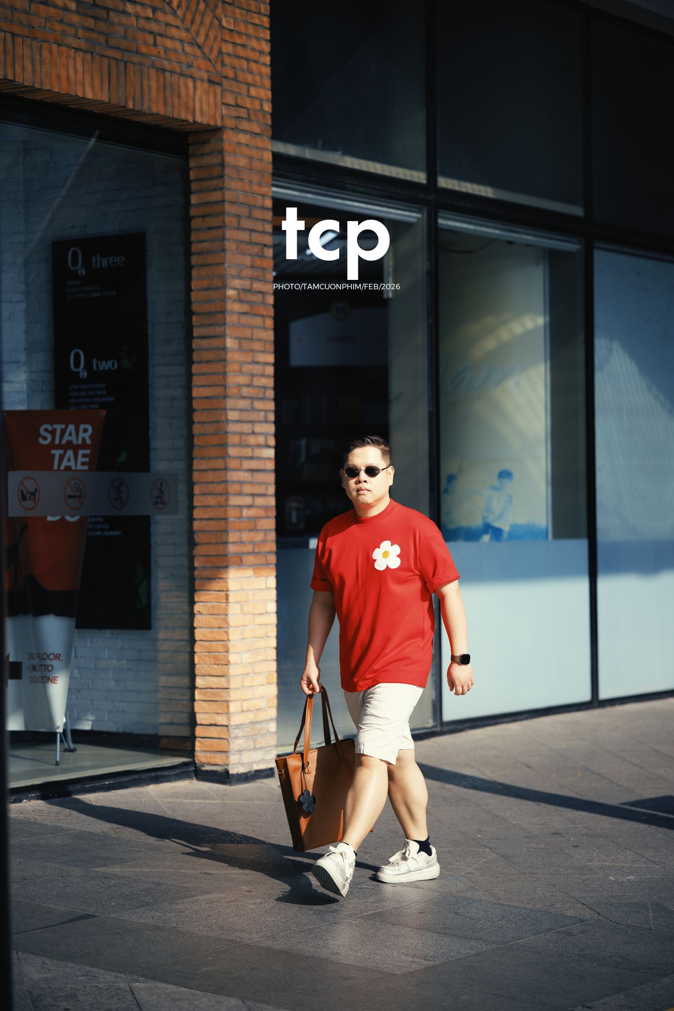 Tám Cuộn Phim - Ly cà phê còn vơi phân nửa giữa phố thị