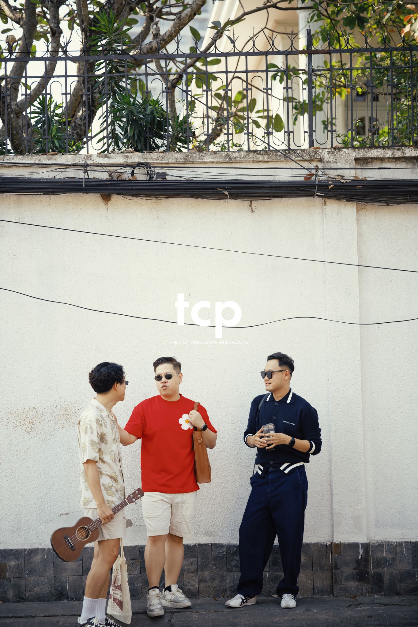 Tám Cuộn Phim - Ly cà phê còn vơi phân nửa giữa phố thị