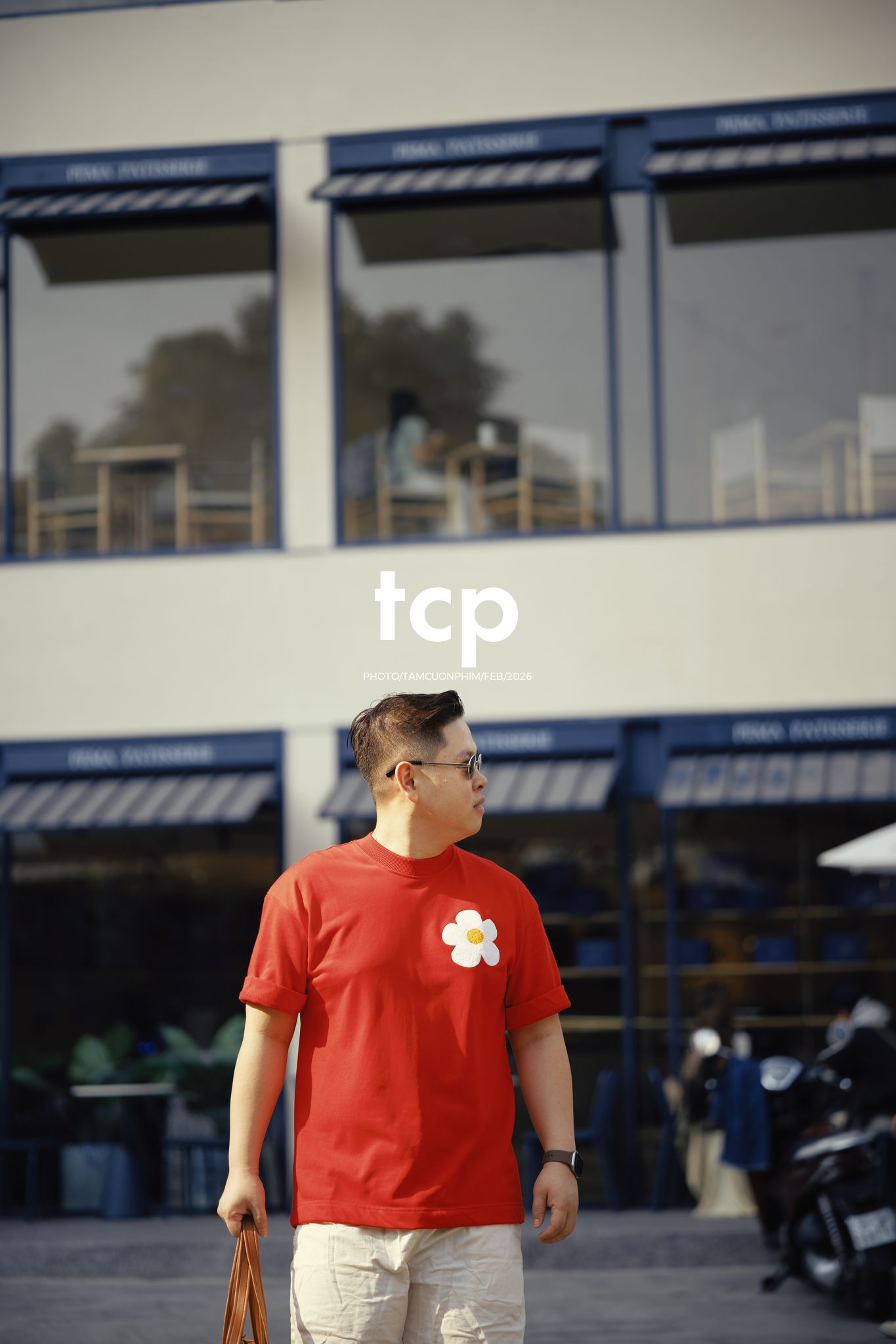 Tám Cuộn Phim - Ly cà phê còn vơi phân nửa giữa phố thị