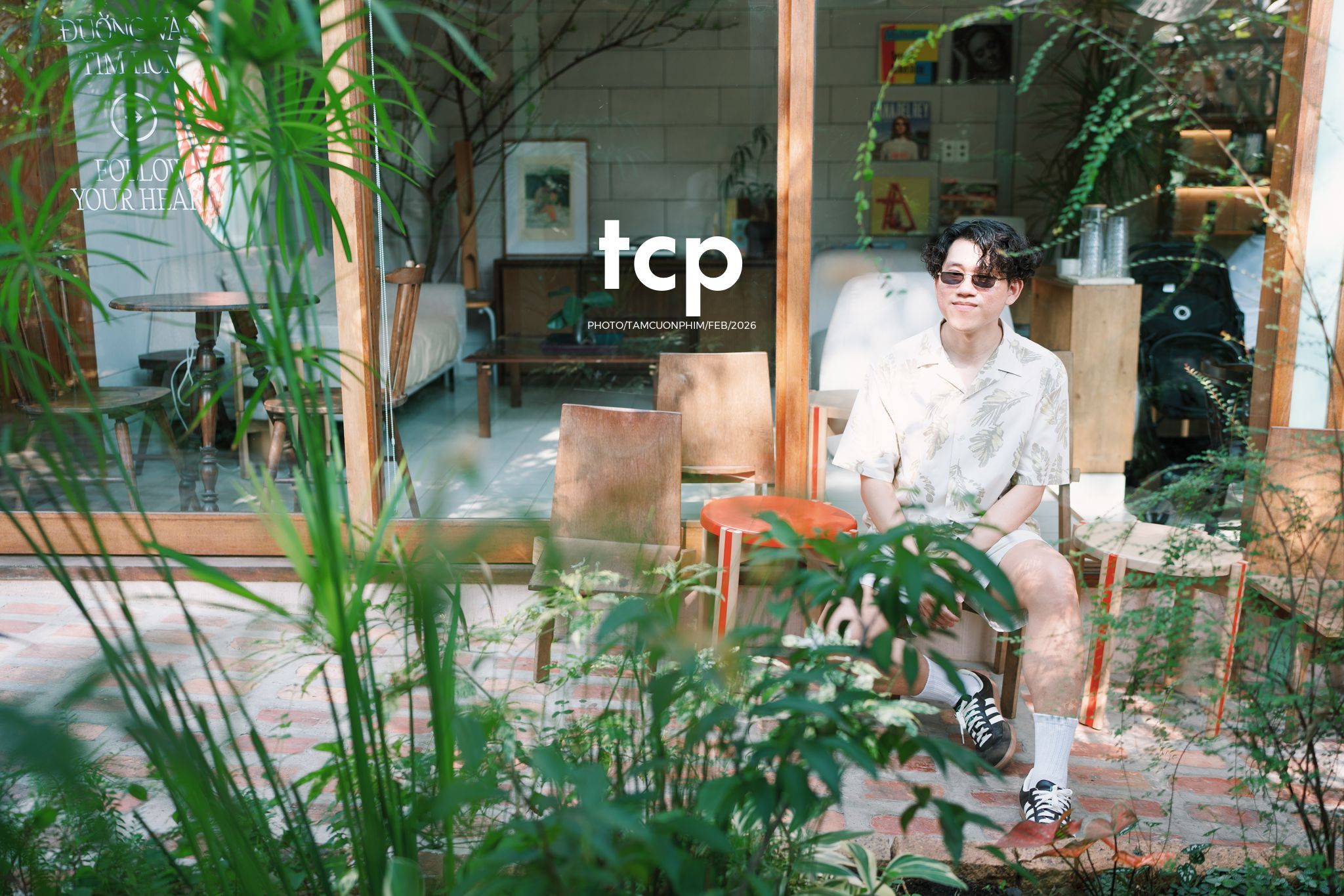 Tám Cuộn Phim - Ly cà phê còn vơi phân nửa giữa phố thị