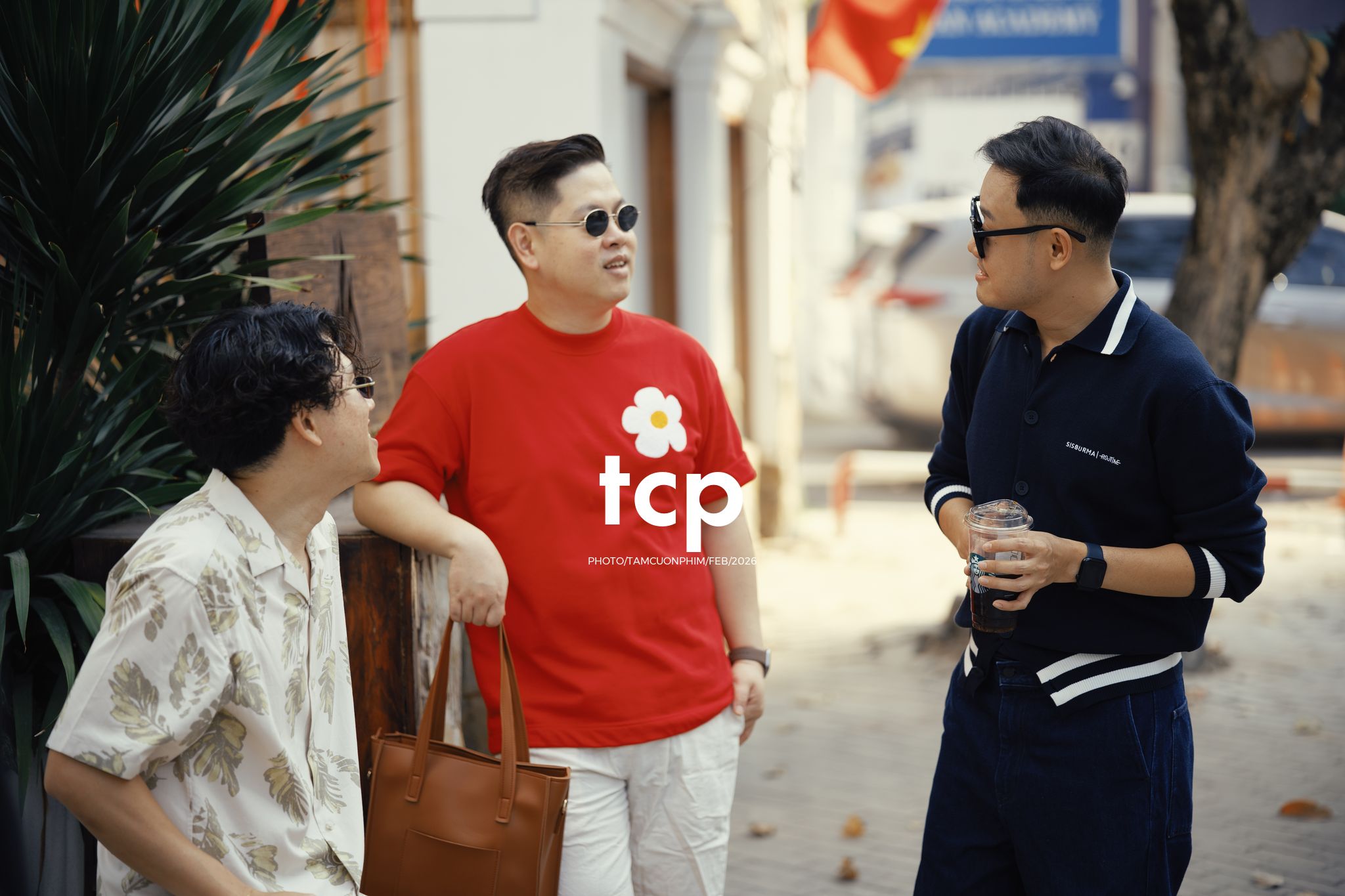 Tám Cuộn Phim - Ly cà phê còn vơi phân nửa giữa phố thị