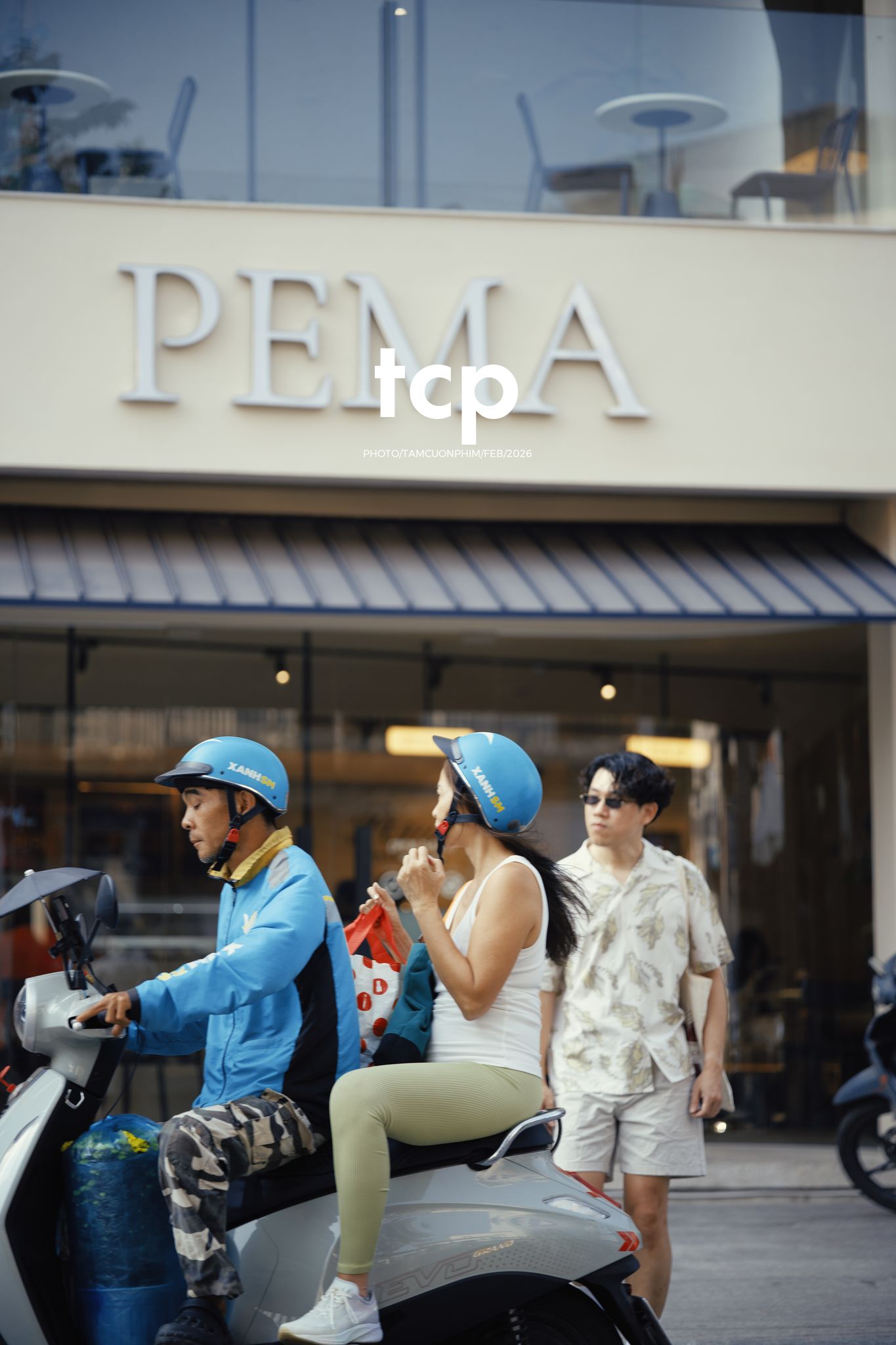 Tám Cuộn Phim - Ly cà phê còn vơi phân nửa giữa phố thị