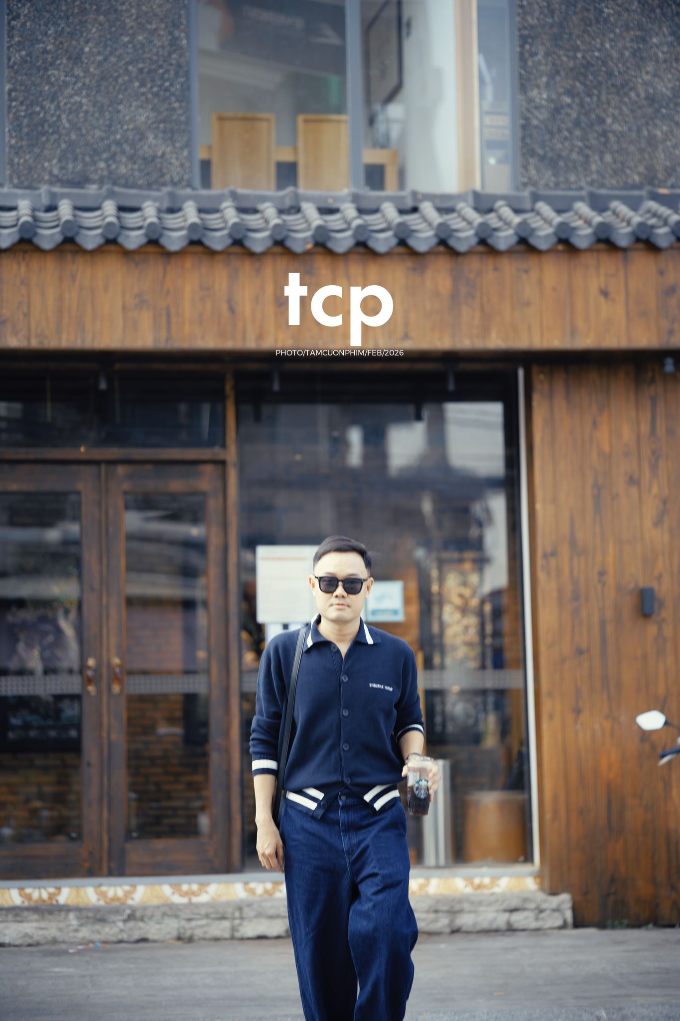 Tám Cuộn Phim - Ly cà phê còn vơi phân nửa giữa phố thị