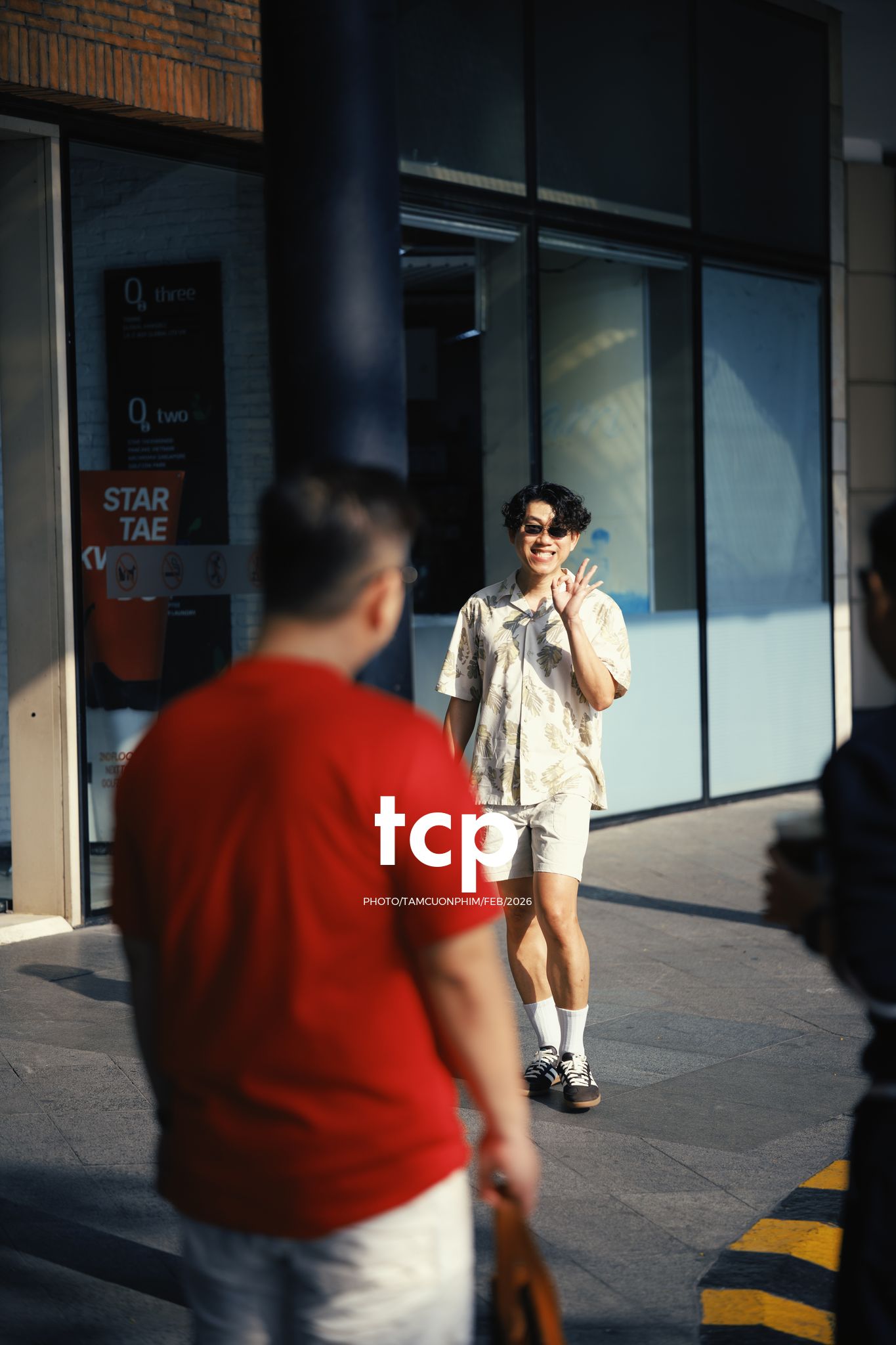 Tám Cuộn Phim - Ly cà phê còn vơi phân nửa giữa phố thị