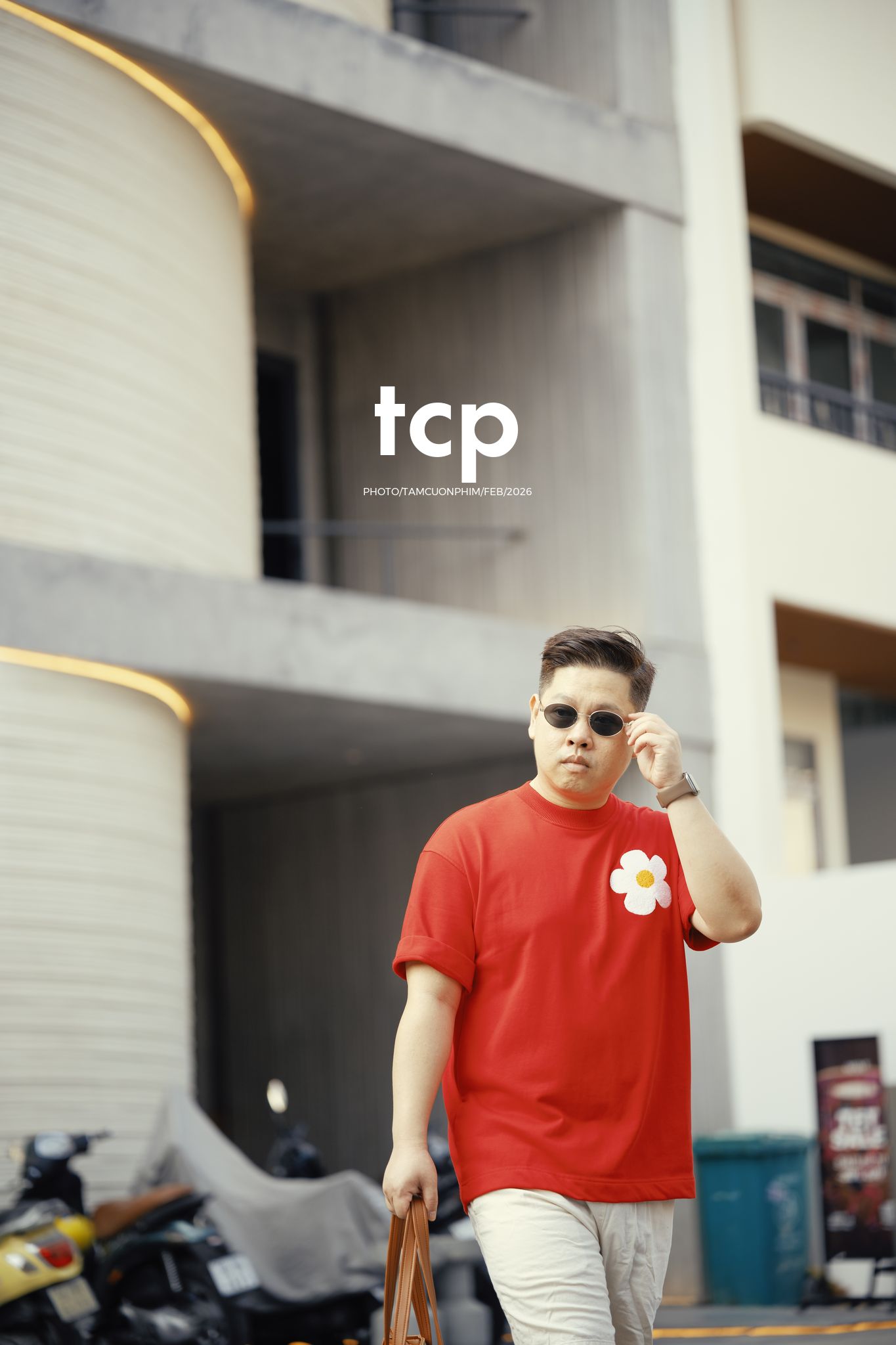 Tám Cuộn Phim - Ly cà phê còn vơi phân nửa giữa phố thị