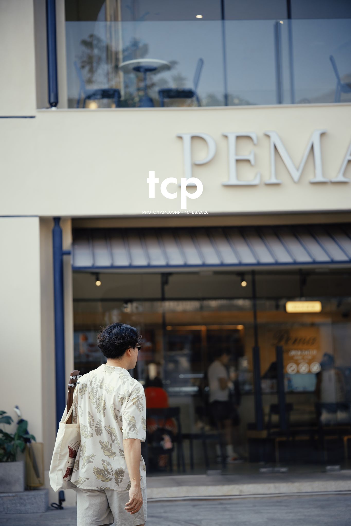 Tám Cuộn Phim - Ly cà phê còn vơi phân nửa giữa phố thị