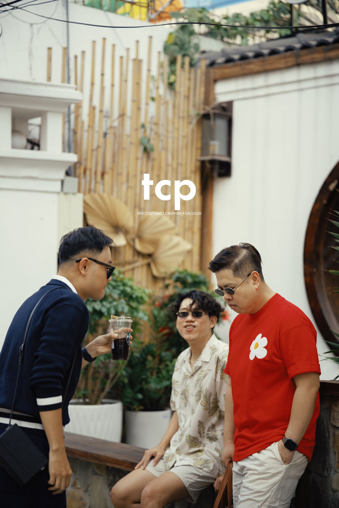 Tám Cuộn Phim - Ly cà phê còn vơi phân nửa giữa phố thị