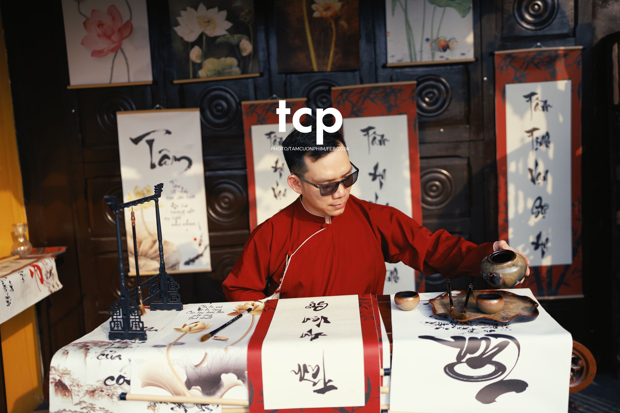 Tám Cuộn Phim - Nét mực vừa dứt trên mặt giấy dó