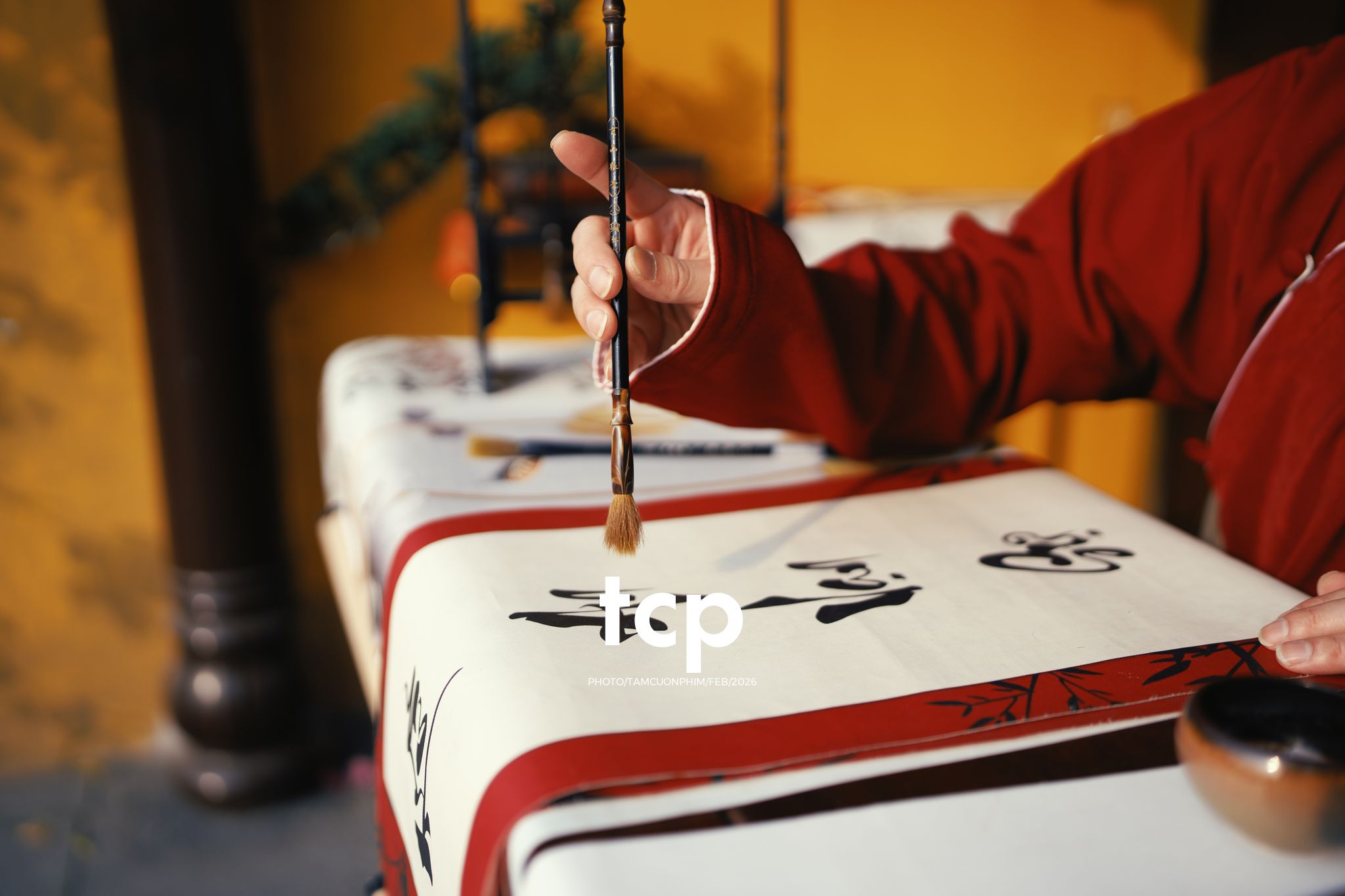 Tám Cuộn Phim - Nét mực vừa dứt trên mặt giấy dó