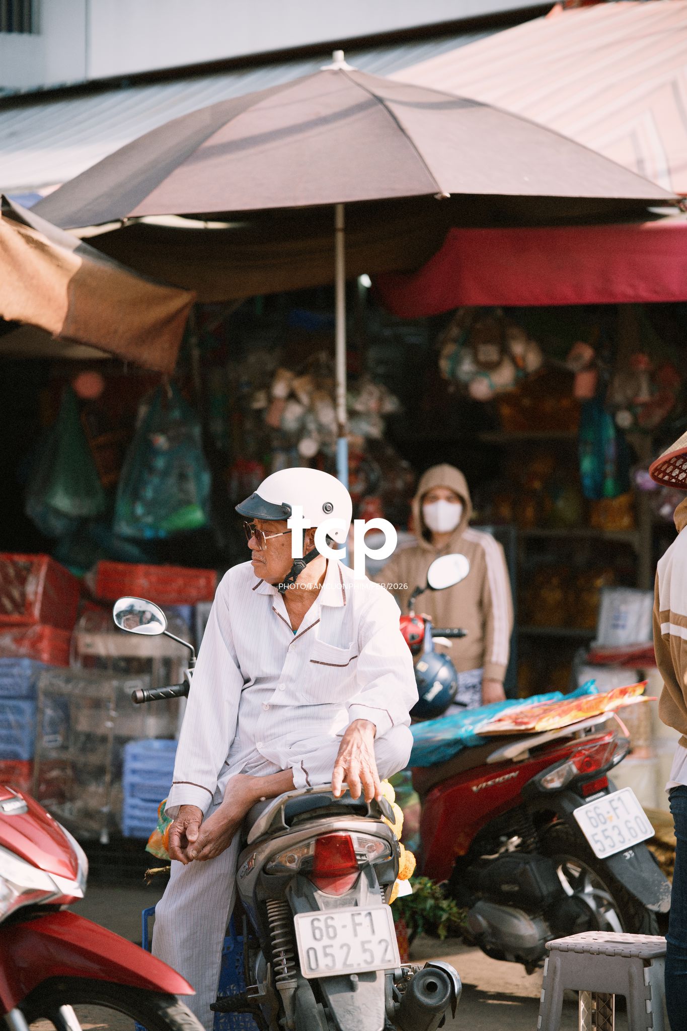 Tám Cuộn Phim - Cành hoa rực rỡ bên mớ ớt cay nồng