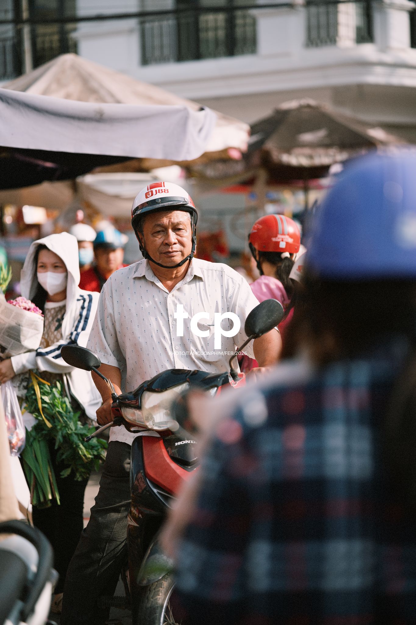 Tám Cuộn Phim - Cành hoa rực rỡ bên mớ ớt cay nồng