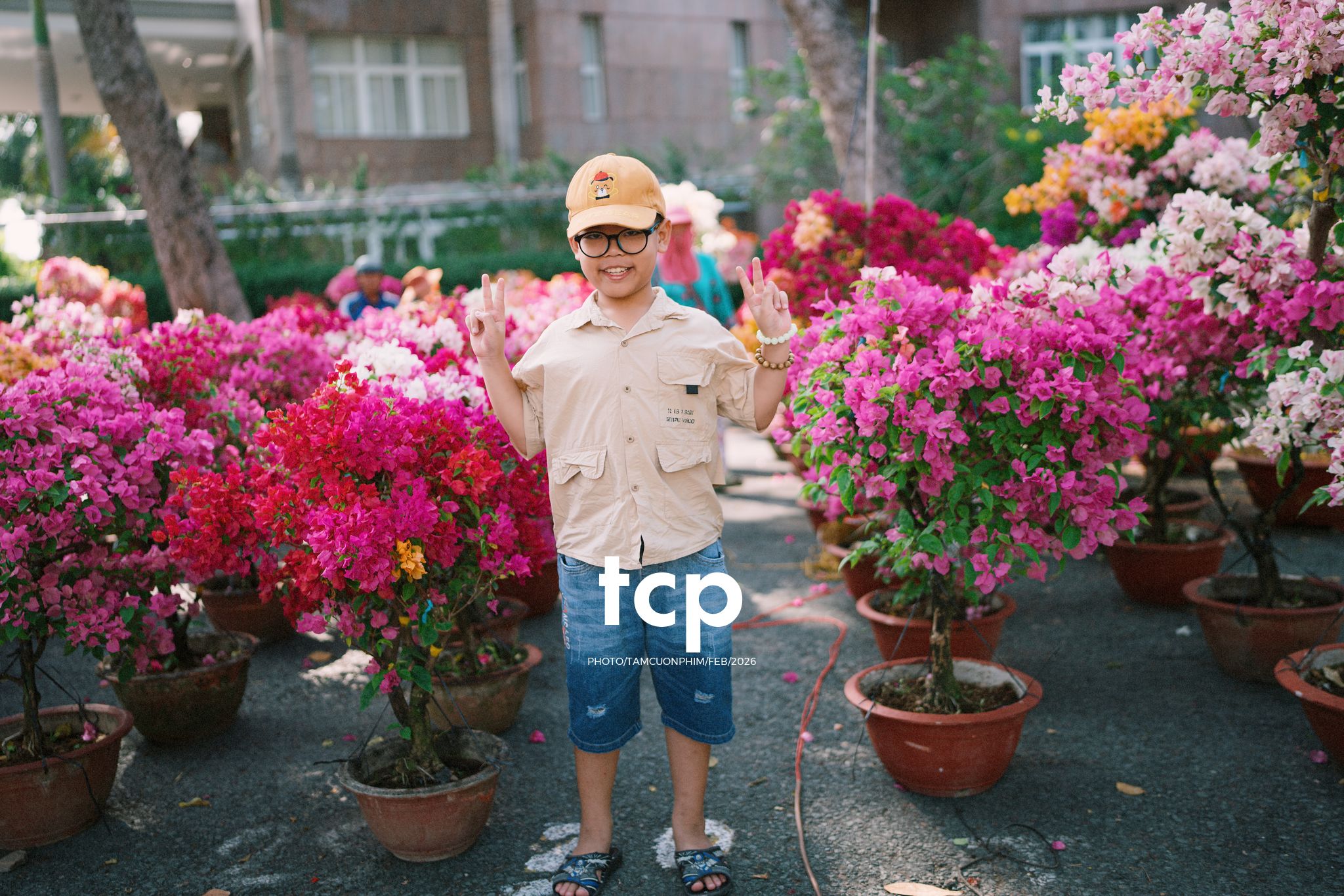 Tám Cuộn Phim - Cành hoa rực rỡ bên mớ ớt cay nồng