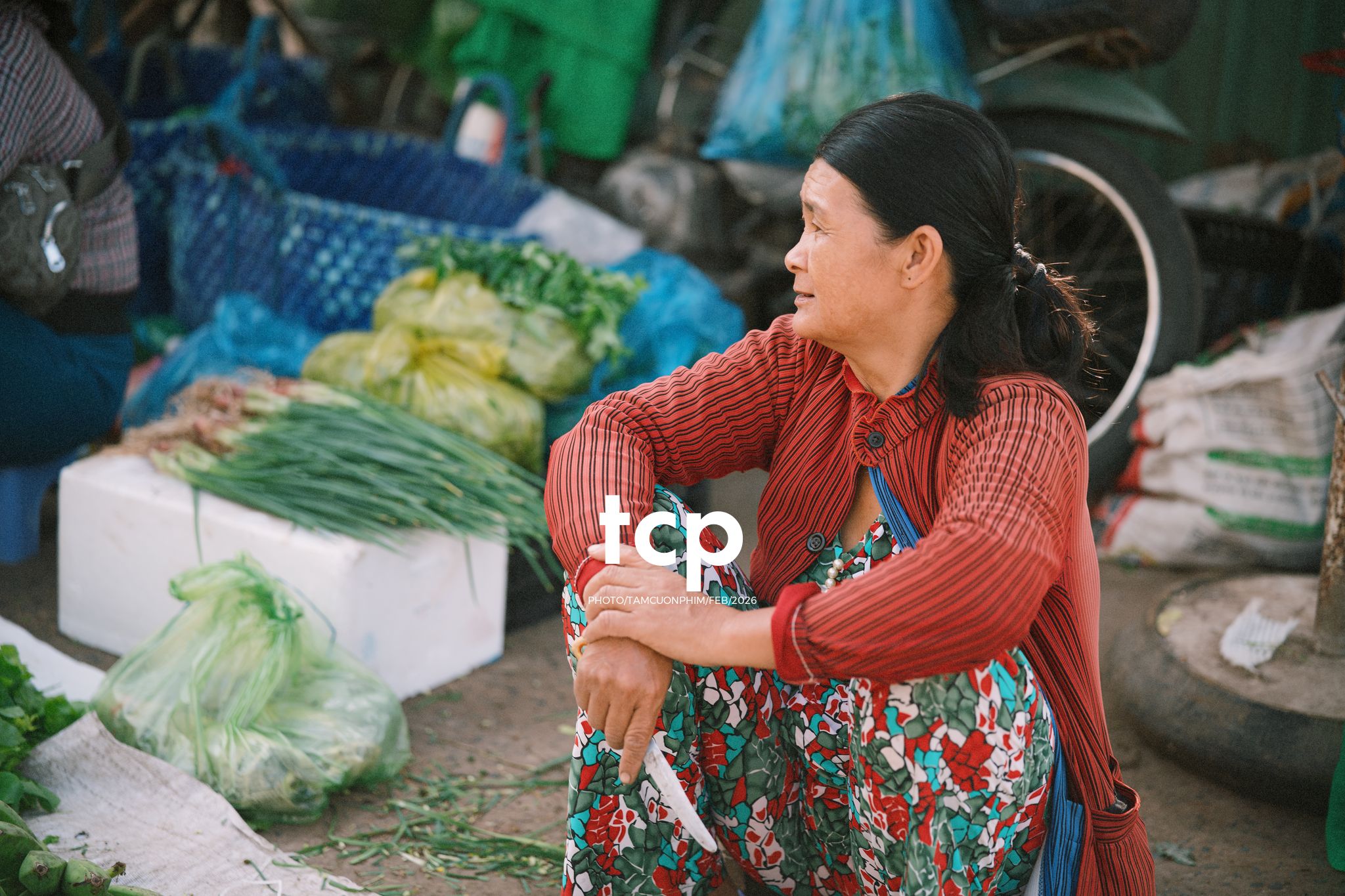 Tám Cuộn Phim - Cành hoa rực rỡ bên mớ ớt cay nồng