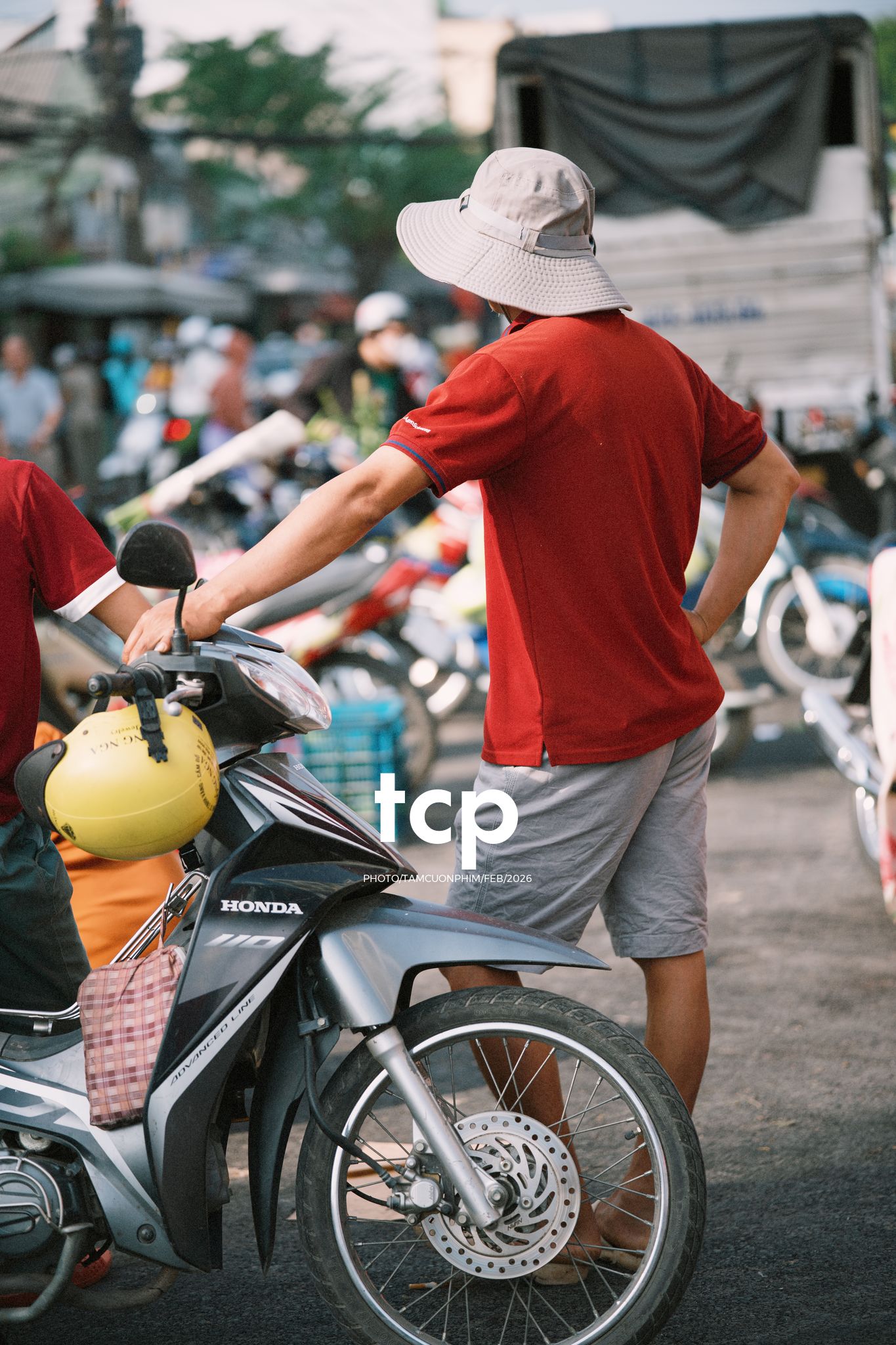 Tám Cuộn Phim - Cành hoa rực rỡ bên mớ ớt cay nồng