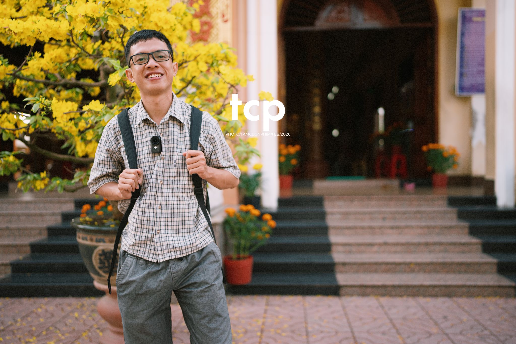 Tám Cuộn Phim - Cành hoa rực rỡ bên mớ ớt cay nồng