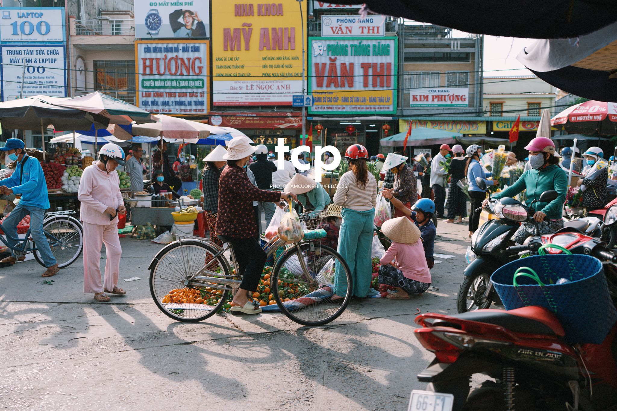 Tám Cuộn Phim - Cành hoa rực rỡ bên mớ ớt cay nồng