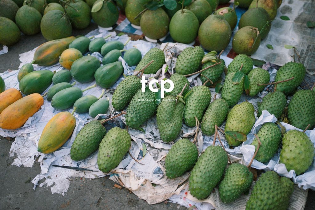 Tám Cuộn Phim - Cành hoa rực rỡ bên mớ ớt cay nồng